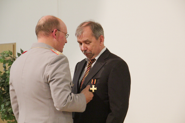 Leipziger IHK-Präsident Topf erhält Ehrenkreuz der Bundeswehr