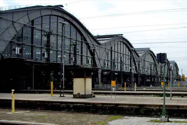Hauptbahnhof Leipzig - ICE kommt erst am Prellbock zum stehen