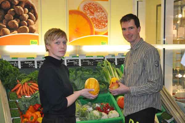 Roman Enke und Mitarbeiterin Nicole Bergmann besprechen die zu verkostenden Produkte am Gemüsestand. Foto: ostSeh/Küstermann