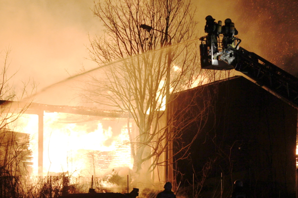Großeinsatz der Feuerwehr in Leipzig - Holzlager durch Flammen vollständig zerstört