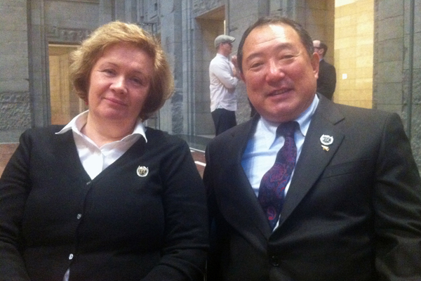 Ljudmila Zueva (links), Vizepräsidentin der IFC, und der wiedergewählte IFC-Präsident Setso Nakamura im Alten Stadthaus Berlin