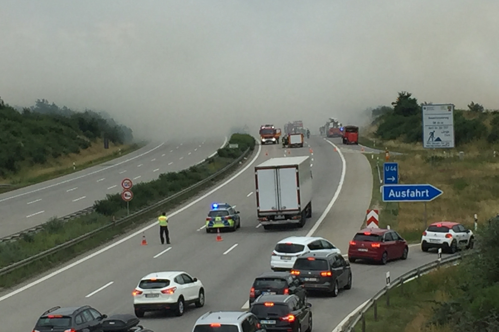 Brand auf einem Getreidefeld sorgte für Vollsperrung der Autobahn A9