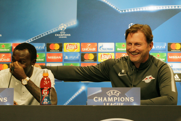 Gut gelaunt: RB Leipzigs Trainer Hasenhüttl und Bruma auf der Pressekonferenz vor dem Spiel gegen den FC Porto