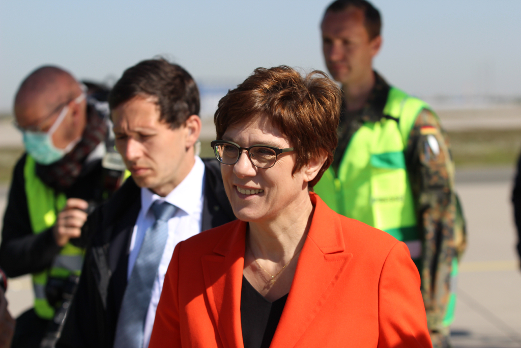 Bundesverteidigungsministerin Annegret Kramp-Karrenbauer beim Eintreffen der Maschine auf dem Flughafen Leipzig/Halle