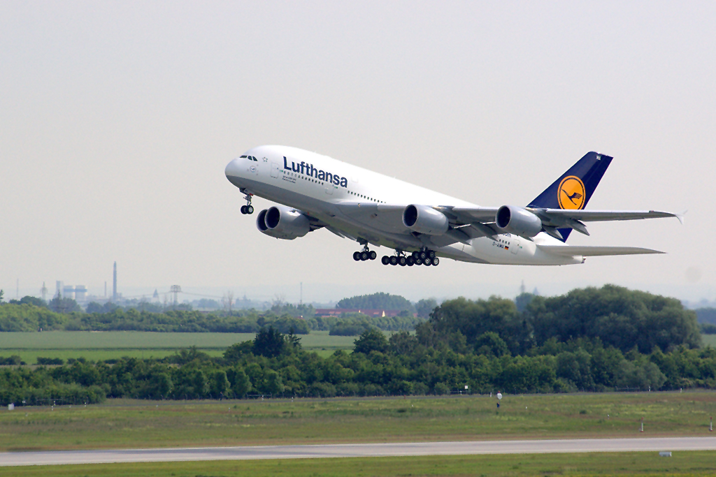 Ein Airbus A380 bei Lufthansa-Trainingsflügen im Juni 2010 am Flughafen Leipzig/Halle