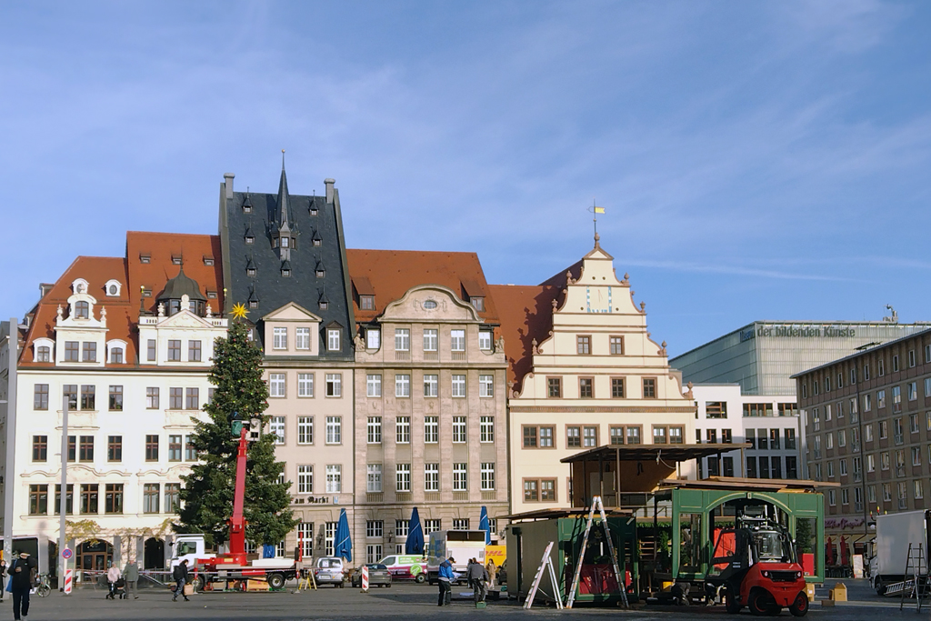 Die Tanne steht bereits einige Tage, heute begann auch der Aufbau der Hütten für den Leipziger Weihnachtsmarkt