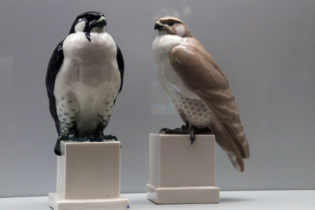 Zwei Falken haben sich wiedergefunden: Die von Gerhard Marcks entworfenen Figuren stammen aus dem Jahr 1909. Der schwarze Falke kam bereits 1909 ins Leipziger Museum, der helle Falke stammt aus der Schenkung der Familie Peese im Jahr 2020.