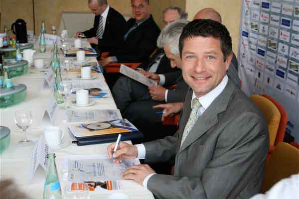 Thomas Moors Direktor des Atlanta Hotels International in Leipzig unterzeichnet die Sponsoren-Urkunde 