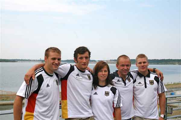 DKV-Cheftrainer Michael Trummer mit vier seiner Athleten 