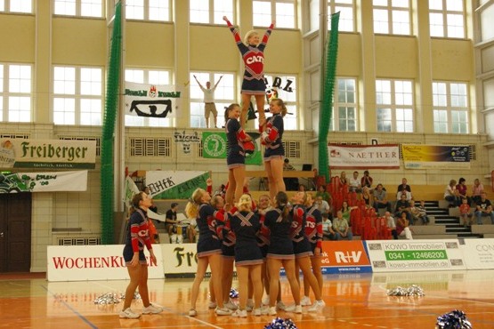 Cheerleader des CuT Leipzig eröffnen Wettkampfsaison 2009/2010
