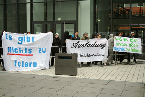 Proteste der Studierenden am Rande des Festaktes zum 600. Jubiläum der Universität Leipzig